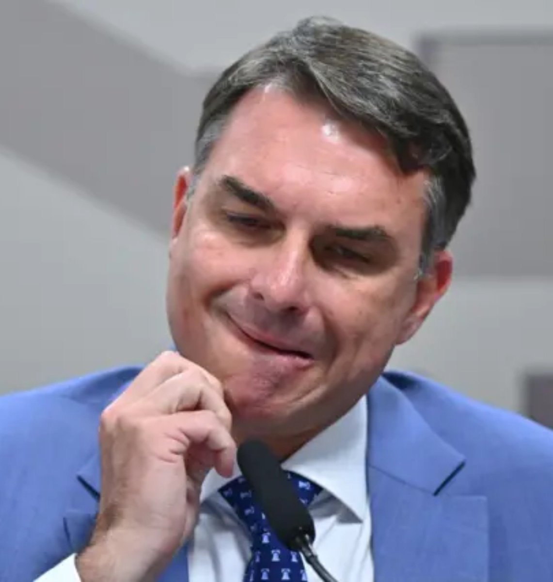 NP__Oficial's tweet photo. 🚨 ATENÇÃO l Se perder as eleições para o presidente Lula, Flávio Bolsonaro não será mais Senador, deixará de ter o foro privilegiado e seu pai continuará preso https://t.co/8LbWcC9xDK