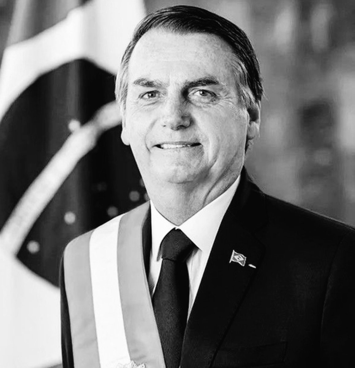 NP__Oficial's tweet photo. 🚨 ATENÇÃO l Se perder as eleições para o presidente Lula, Flávio Bolsonaro não será mais Senador, deixará de ter o foro privilegiado e seu pai continuará preso https://t.co/8LbWcC9xDK