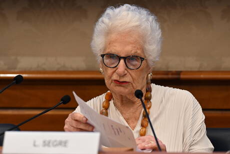 Agenzia_Ansa's tweet photo. È essenziale approvare all'unanimità il ddl antisemitismo: la senatrice a vita Liliana Segre lo sottolinea in una dichiarazione all'ANSA spiegando che se fosse necessario "sarebbe il caso di aprirsi" alla "inessenziale modifica" del testo per specificare la possibilità di critiche allo Stato di Israele come per ogni altro Paese senza considerarle automaticamente antisemite. #ANSA 
https://t.co/h0oAt1obhx