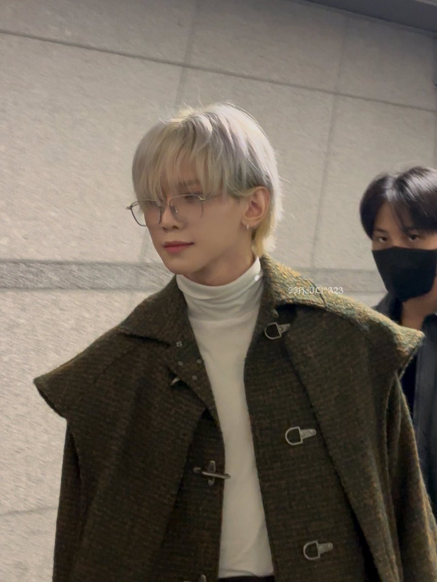 jongsangent's tweet photo. Yeosang and his protector https://t.co/wjsIObIoBL