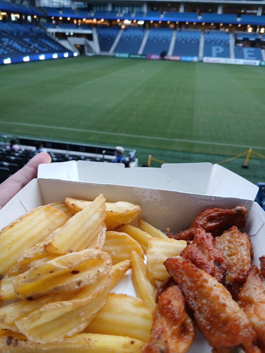 papipupepablo's tweet photo. #日本代表　#キリンチャレンジカップ
キリンチャレンジカップ2026
サッカー日本代表VSベネズエラ代表
サブメンバー
1 鈴木彩艶(GK)
23 早川友基(GK)
6 田中聡
8 鈴木唯人
10 堂安律
11 前田大然
13 中村敬斗
14 伊東純也
17 田中碧
18 上田綺世
20 久保建英
21 伊藤洋輝
24 佐野海舟
28 佐野航大
31 谷村海那
監督　森保一
応援中の皆様に｢長崎スタジアムシティピーススタジアム　Vポテト&チキンバー｣を差し入れです🐙✨️