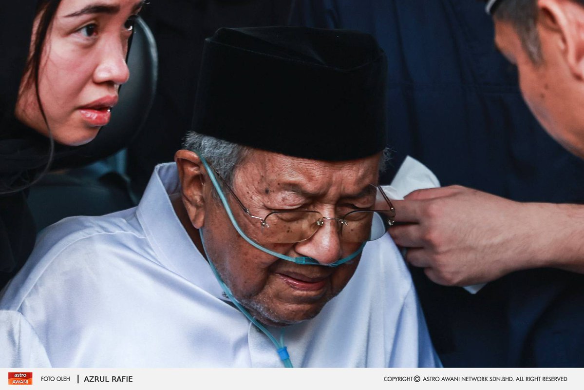 501Awani's tweet photo. Di sebalik ketegasan seorang negarawan yang pernah menerajui negara selama puluhan tahun, terserlah sisi seorang suami yang sedang berdepan kehilangan paling besar dalam hidupnya.

Wajah Tun Dr Mahathir Mohamad jelas menyimpan kesedihan ketika memberikan penghormatan terakhir buat isterinya, Allahyarhamah Tun Dr Siti Hasmah Mohd Ali, di Pusara Negara, Presint 20, Putrajaya.

Air mata yang mengalir seakan menggambarkan betapa beratnya sebuah perpisahan selepas lebih tujuh dekad bersama mengharungi perjalanan hidup.

Hari ini, seorang negarawan mengiringi pemergian insan yang bukan sekadar isterinya, tetapi teman hidup sepanjang perjalanan panjangnya.

📸: Astro / Azrul Rafie
#AWANInews