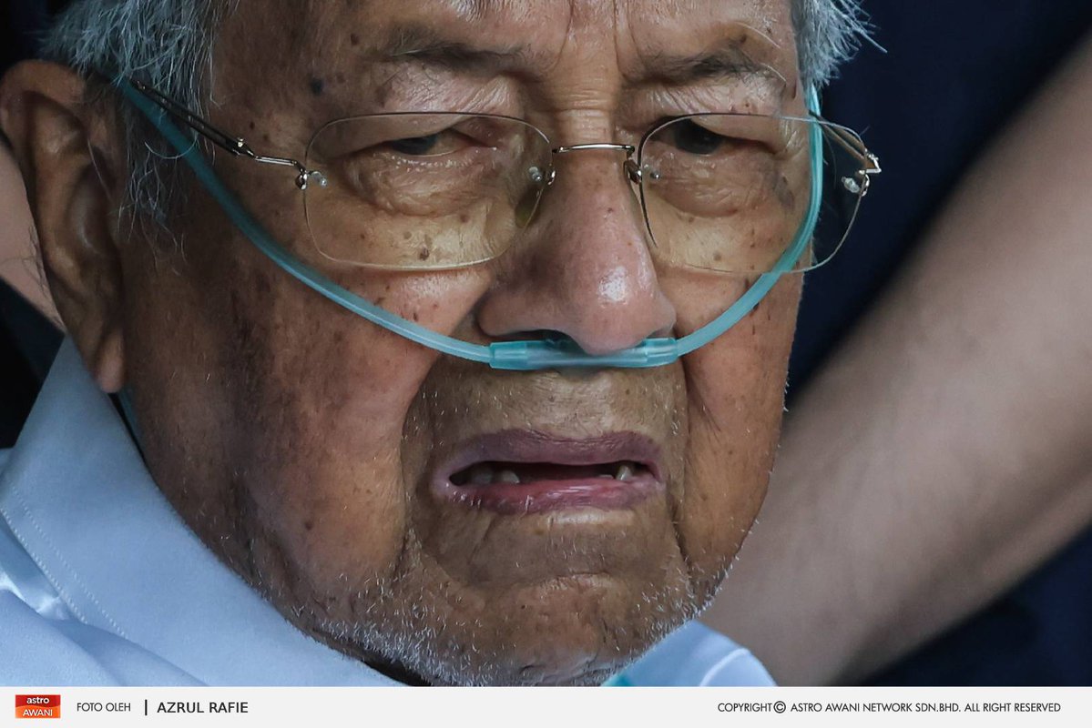 501Awani's tweet photo. Di sebalik ketegasan seorang negarawan yang pernah menerajui negara selama puluhan tahun, terserlah sisi seorang suami yang sedang berdepan kehilangan paling besar dalam hidupnya.

Wajah Tun Dr Mahathir Mohamad jelas menyimpan kesedihan ketika memberikan penghormatan terakhir buat isterinya, Allahyarhamah Tun Dr Siti Hasmah Mohd Ali, di Pusara Negara, Presint 20, Putrajaya.

Air mata yang mengalir seakan menggambarkan betapa beratnya sebuah perpisahan selepas lebih tujuh dekad bersama mengharungi perjalanan hidup.

Hari ini, seorang negarawan mengiringi pemergian insan yang bukan sekadar isterinya, tetapi teman hidup sepanjang perjalanan panjangnya.

📸: Astro / Azrul Rafie
#AWANInews