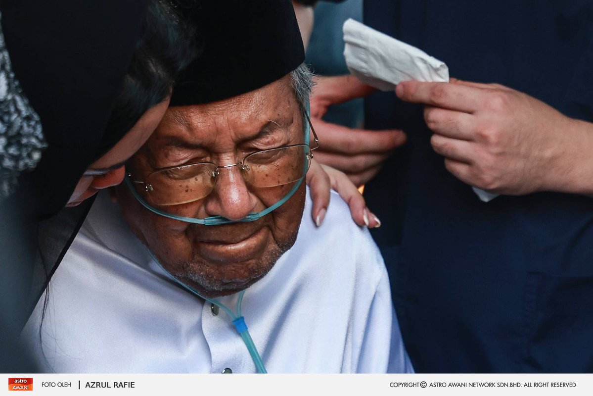 501Awani's tweet photo. Di sebalik ketegasan seorang negarawan yang pernah menerajui negara selama puluhan tahun, terserlah sisi seorang suami yang sedang berdepan kehilangan paling besar dalam hidupnya.

Wajah Tun Dr Mahathir Mohamad jelas menyimpan kesedihan ketika memberikan penghormatan terakhir buat isterinya, Allahyarhamah Tun Dr Siti Hasmah Mohd Ali, di Pusara Negara, Presint 20, Putrajaya.

Air mata yang mengalir seakan menggambarkan betapa beratnya sebuah perpisahan selepas lebih tujuh dekad bersama mengharungi perjalanan hidup.

Hari ini, seorang negarawan mengiringi pemergian insan yang bukan sekadar isterinya, tetapi teman hidup sepanjang perjalanan panjangnya.

📸: Astro / Azrul Rafie
#AWANInews