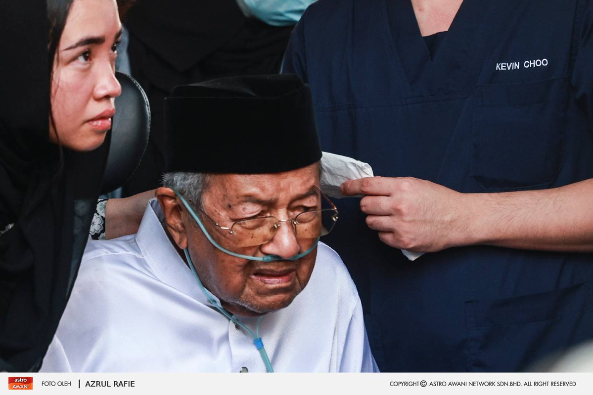 501Awani's tweet photo. Di sebalik ketegasan seorang negarawan yang pernah menerajui negara selama puluhan tahun, terserlah sisi seorang suami yang sedang berdepan kehilangan paling besar dalam hidupnya.

Wajah Tun Dr Mahathir Mohamad jelas menyimpan kesedihan ketika memberikan penghormatan terakhir buat isterinya, Allahyarhamah Tun Dr Siti Hasmah Mohd Ali, di Pusara Negara, Presint 20, Putrajaya.

Air mata yang mengalir seakan menggambarkan betapa beratnya sebuah perpisahan selepas lebih tujuh dekad bersama mengharungi perjalanan hidup.

Hari ini, seorang negarawan mengiringi pemergian insan yang bukan sekadar isterinya, tetapi teman hidup sepanjang perjalanan panjangnya.

📸: Astro / Azrul Rafie
#AWANInews