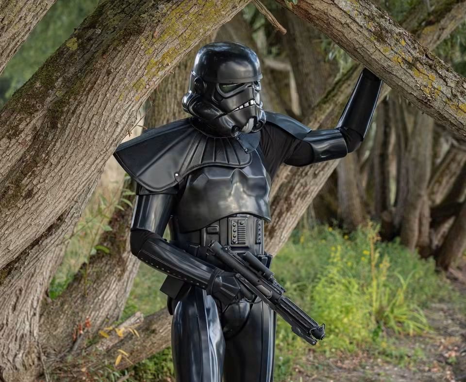501stSpecOps's tweet photo. The forest is alive with sound, from the rustle of leaves to the distant calls of creatures that have never seen a Shadowtrooper before. 

TX21491 of the 501st Legion French Garrison

#501st #501stspecops #swiftsilentrelentless #starwars #shadowtrooper https://t.co/XrG5Rza2bi