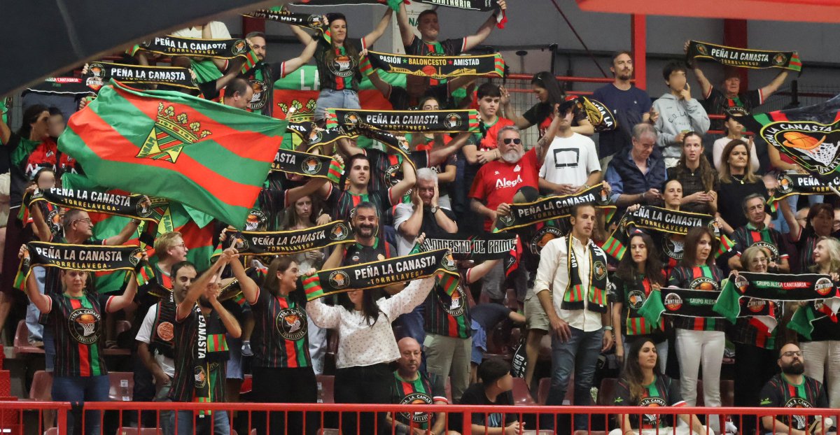 GrupoAlegaCant's tweet photo. Vosotros también jugasteis el partido 🔥

📣 La peña @lacanasta39300 volvió a hacer retumbar la grada del Trueba de principio a fin.

Gracias 💚❤️🤍

📸 rc0rpas | cf__Fotos | Alejandro Lastra

#5AñosdeOro #BaloncestoenCantabria #PrimeraFEB https://t.co/dpOSO5UYFp