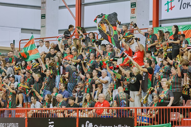 GrupoAlegaCant's tweet photo. Vosotros también jugasteis el partido 🔥

📣 La peña @lacanasta39300 volvió a hacer retumbar la grada del Trueba de principio a fin.

Gracias 💚❤️🤍

📸 rc0rpas | cf__Fotos | Alejandro Lastra

#5AñosdeOro #BaloncestoenCantabria #PrimeraFEB https://t.co/dpOSO5UYFp