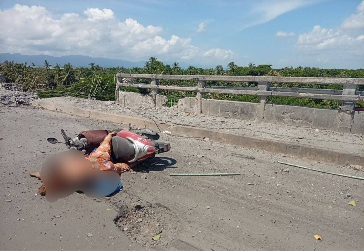 MarioNawfal's tweet photo. 🇲🇲 MYANMAR HORROR as ruling junta bombs busy market and key bridge amid civil war losses...

3 airstrikes devastated the Indian Market and Kissapanadi Bridge in Kyauktaw, leaving a trail of unknown injuries in the carnage.

But residents say there was NO fighting happening here to justify the attack.

This town has faced horrifying bloodshed before... 

Strikes killed 19 school students last September and 7 civilians this June.

The junta, Myanmar's military regime that seized power in 2021, is blindly punishing citizens because its LOSING hold ground to the Arakan Army.

Source: DVB / Writer: Bri