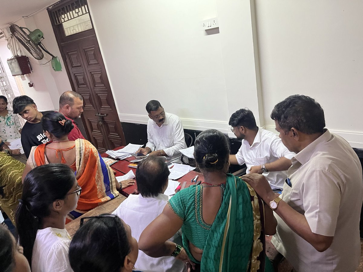 brijennishar's tweet photo. The whole @SIR process is flawed. SNDT College, Churchgate Verification centre is under-staffed, 1 people working for verification of documents for 100 + people. The internet is down and there is no clarity on when this shall end. Have been here for 3+ hours Really disappointed. https://t.co/QRQtFuAocv