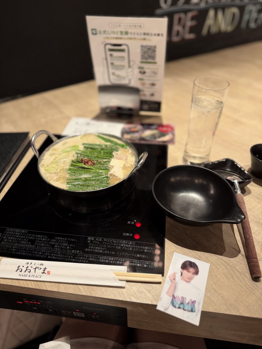 Nq2jO's tweet photo. 福岡遠征美味しいの食べた😻❣️
海鮮丼新鮮でもつ鍋ネ🈸の味した。 https://t.co/CZQSBg2LeJ