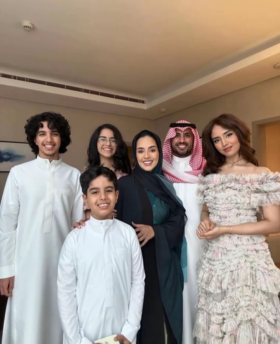 JoryJorynm's tweet photo. #٢٠٣٠_بلا_نقاب  #no_more_niqab
الرجل الحقيقي هو الي يفتخر بنساءه ويدعمهم وليس الذكر الي يستعير حتى من ذكر اسمهم ووجودهم 
يحسب قمعهم رجوله ! 

الذكوريين دايم لما يشوفون رجل داعم لنساء اسرتة تبدأ وصمة العار والقذف كرهًا بالنساء لا اكثر يبون يقمعونا من الوجود لو وددوا https://t.co/fzOwAKe5w1
