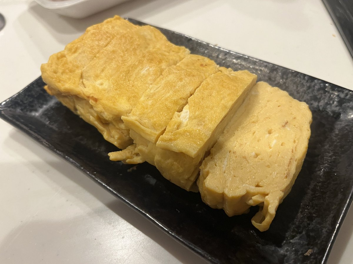 FUKIMARU_DAYO's tweet photo. うどんを茹でようと思っていたんです。でも気づいたら手羽先を揚げていました。付き合わせはだし巻き玉子です。栄養が終わっています。 https://t.co/vb3WXjHS2W
