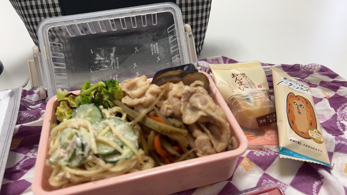 chrw_100's tweet photo. 毎日お昼はこんな感じの のっけ弁当です。おやつは職場で頂けます✨️疲れて 甘いものが最高👍 https://t.co/eaAK0Nn2ri