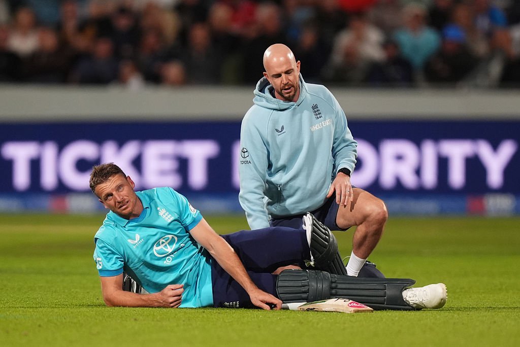 Crex_live's tweet photo. Jos Buttler ruled out of England’s ODI tri-series in Pakistan. 🚨
The England white-ball captain is sidelined with a hamstring injury.
#JosButtler #EnglandCricket #ENGvPAK https://t.co/6dGnBw7afW