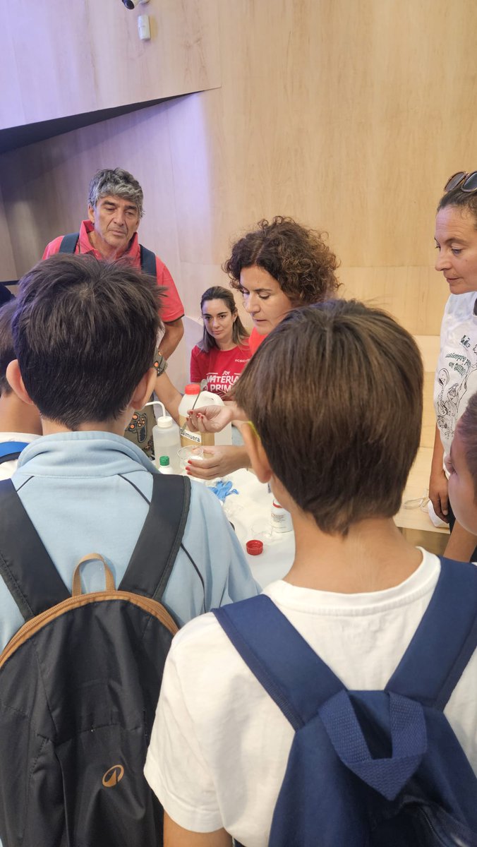 ICP_CSIC's tweet photo. 🔬 Un año más participamos en la #NocheEuropeaInvestigadores, acercando la ciencia a estudiantes y público general en #FundacionTelefonica.
Curiosidad, conocimiento y divulgación para que la ciencia esté al alcance de todos y todas. 
@CSICdivulga @madrimasd https://t.co/5pZZIqzreX