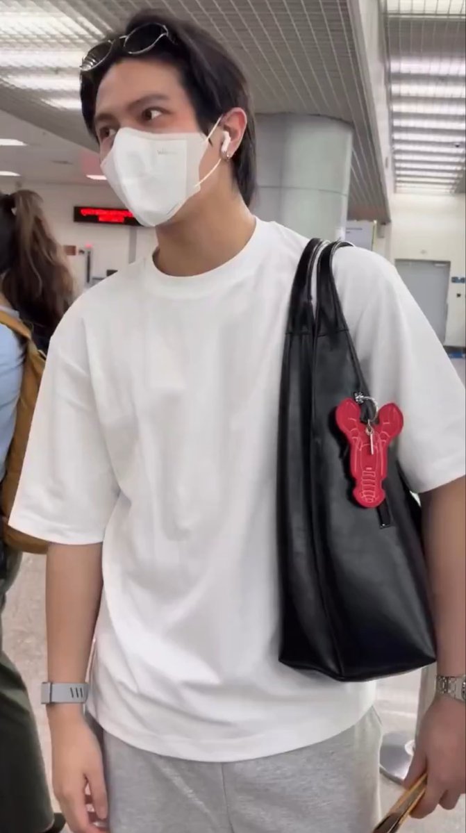 moowanH's tweet photo. Passport case แบรนด์นี้ไม่ค่อยดีเลย ใช้แล้วคิดถึงแฟนครับ 😔✌🏻

꒰ #WilliamEst ꒱ https://t.co/hEcsfCQjk0