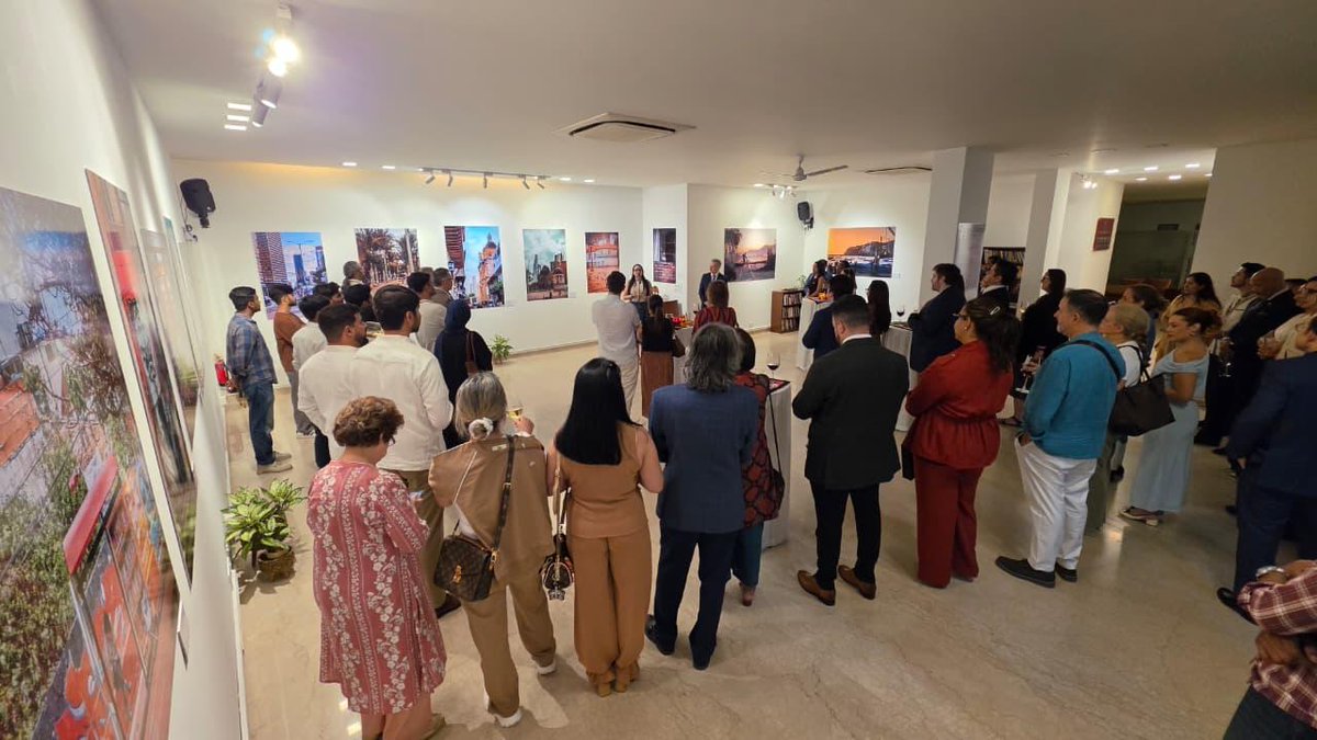 IndiaEmbCol's tweet photo. 📸 Inauguramos en la Embajada de Colombia en Nueva Delhi la exposición “Cuentos Urbanos”, una selección de fotografías del maestro John Franklin Castro.
Una mirada a la Colombia urbana, cotidiana y en transformación, más allá de sus paisajes tradicionales. 🇨🇴✨ https://t.co/VWOti3MO4R