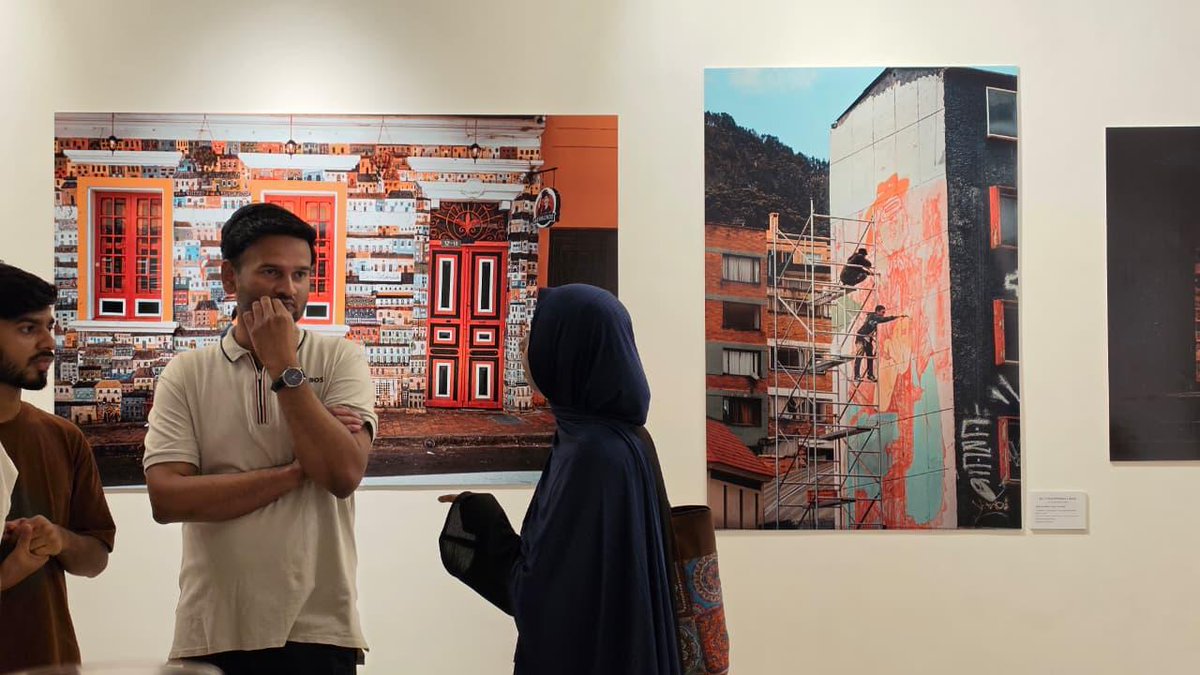 IndiaEmbCol's tweet photo. 📸 Inauguramos en la Embajada de Colombia en Nueva Delhi la exposición “Cuentos Urbanos”, una selección de fotografías del maestro John Franklin Castro.
Una mirada a la Colombia urbana, cotidiana y en transformación, más allá de sus paisajes tradicionales. 🇨🇴✨ https://t.co/VWOti3MO4R