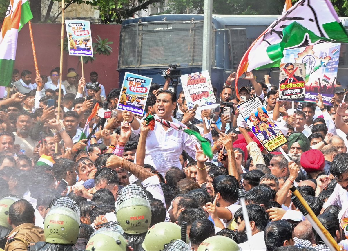 INCRajasthan's tweet photo. लोकतंत्र में वोट के अधिकार पर हमला करने वाले ज्ञानेश कुमार को तत्काल गिरफ्तार किया जाए। 

वोट चोरी जनता के साथ अन्याय है। 

इसी अन्याय के खिलाफ आज प्रदेश प्रभारी @Sukhjinder_INC जी, प्रदेश अध्यक्ष @GovindDotasra जी, पूर्व मुख्यमंत्री @ashokgehlot51 जी और CLP लीडर @TikaRamJullyINC जी की मौजूदगी में कांग्रेस साथियों ने जोरदार आवाज बुलंद की।

📍 जयपुर