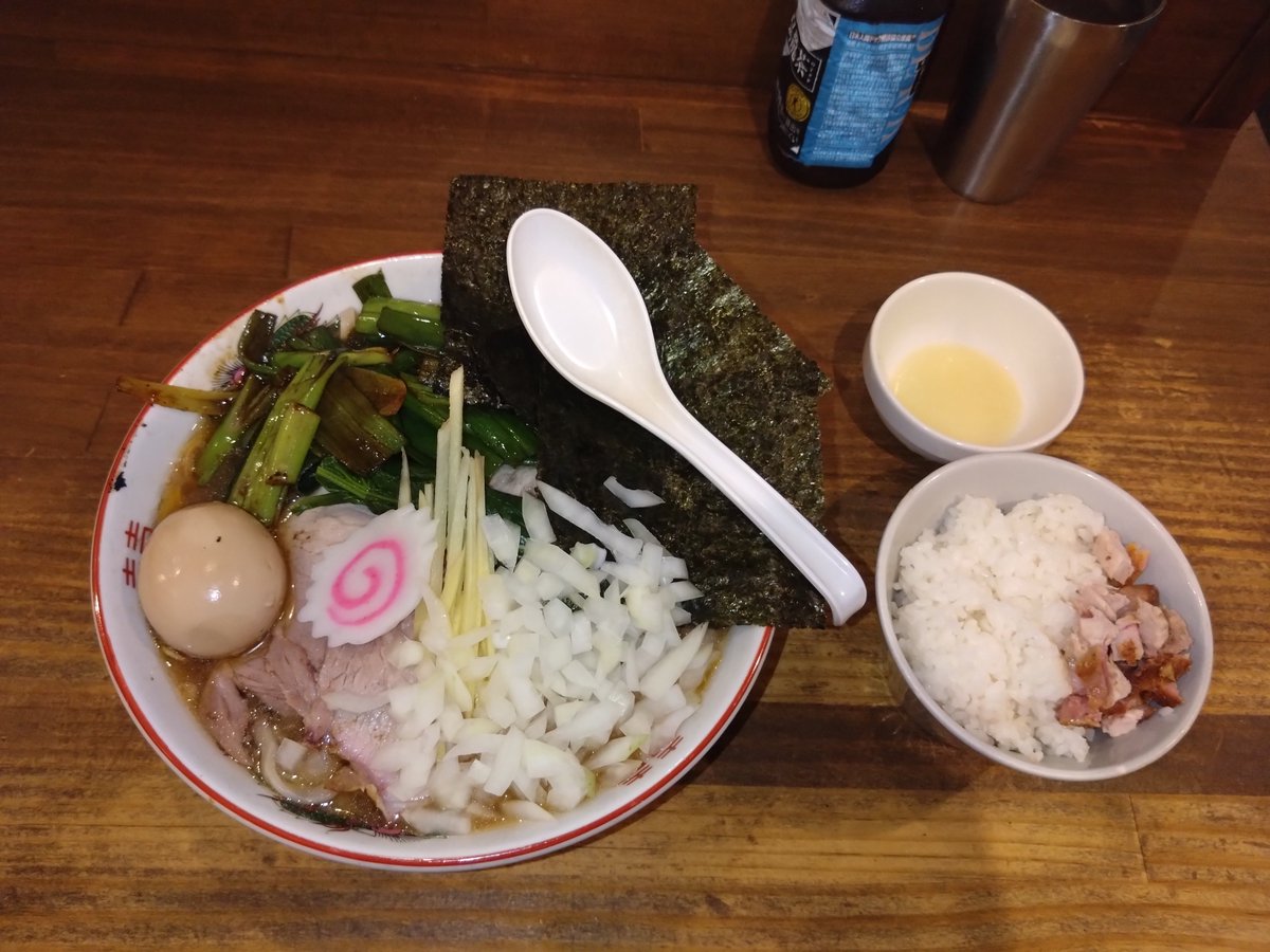 blackknight4043's tweet photo. パルプンテ麺増し味玉炒めネギ白米。
前回は悩んだ末に濃厚煮干し、今回はパルプンテ一択。
相変わらずこの醤油感全開のスープ美味い!
食べ進めていくと吊るし焼きの薫香と炒めネギの香ばしさが溶け込んでいって厚みの増したスープになってく。
白米も刻んだ吊るし焼きのっててちょっと高級感あるご飯に。
（これは青唐辛子等の辛味も合うのかな？次試してみるか）
＃男気らーめんアカギ桐生本店
@akagiramen