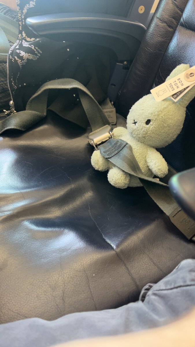 GogsCS's tweet photo. sitting next to a celebrity on my flight back https://t.co/Jh17hWl3X0