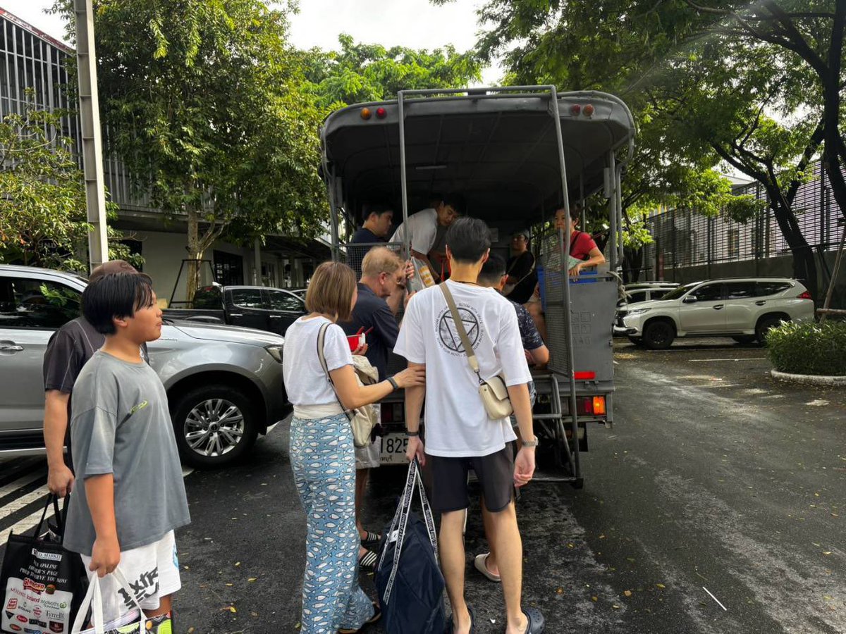 SansiriPLC's tweet photo. ส่งต่อทุกความห่วงใย พร้อมซัพพอร์ตลูกบ้านและอำนวยความสะดวกทุกการเดินทาง 🚌 

แสนสิริ จัดรถ Shuttle รับ - ส่งลูกบ้านที่ “กรุงเทพกรีฑา คอมมูนิตี้” ไปยัง Market Place และมีอีกจุดที่โครงการสิริ เพลส พหลโยธิน 52 ก็มีรถรับ - ส่งลูกบ้านไปยังห้างสรรพสินค้าเพื่อซื้อของใช้จำเป็นด้วยค่ะ https://t.co/LVpPBPou4Q