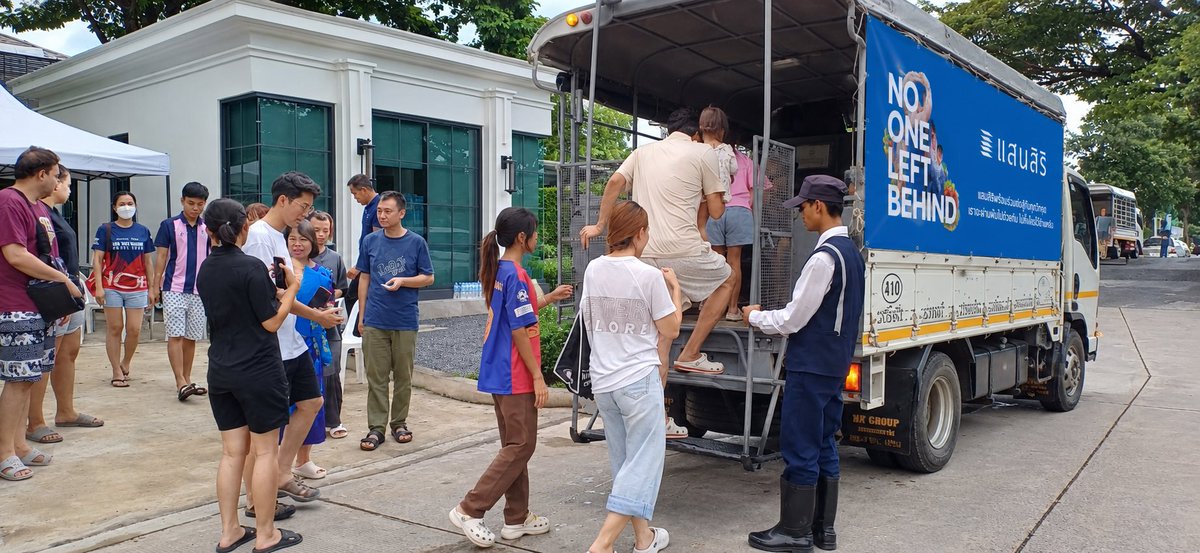 SansiriPLC's tweet photo. ส่งต่อทุกความห่วงใย พร้อมซัพพอร์ตลูกบ้านและอำนวยความสะดวกทุกการเดินทาง 🚌 

แสนสิริ จัดรถ Shuttle รับ - ส่งลูกบ้านที่ “กรุงเทพกรีฑา คอมมูนิตี้” ไปยัง Market Place และมีอีกจุดที่โครงการสิริ เพลส พหลโยธิน 52 ก็มีรถรับ - ส่งลูกบ้านไปยังห้างสรรพสินค้าเพื่อซื้อของใช้จำเป็นด้วยค่ะ https://t.co/LVpPBPou4Q