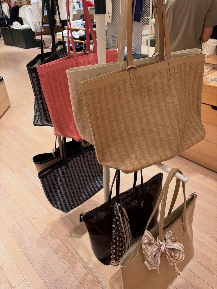 lylyflaw's tweet photo. guys lacoste lagi 50% OFF 😭🙏 ini tuh jarang banget ada diskonnya loh, sekarang cuma 300rb - 1jt an aja 😍🤌 kayaknya paling murah se-Indonesia deh https://t.co/EZ41Lbb0UK