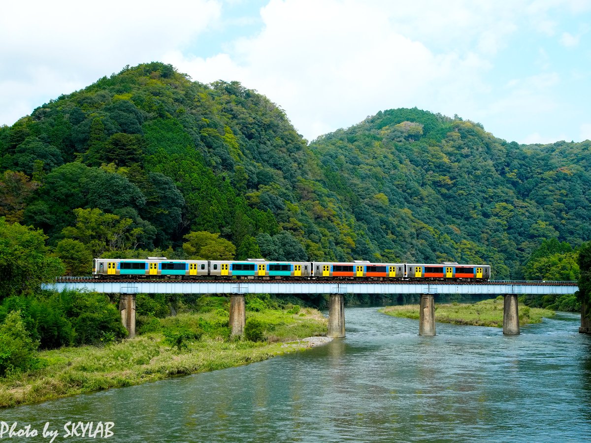 tyupichan's tweet photo. 週末の水郡線の風景その2も，彼岸花を主題に。見頃になった彼岸花は，赤い絨毯になって沿線を彩っていました。
秋のこの風景は心の癒やしの風景です😊
一橋は，予定していた撮影場所の彼岸花が見頃を過ぎてしまってのスクランブル
【JR水郡線　2026年9月25日　茨城県常陸大宮市・久慈郡大子町にて撮影 https://t.co/vKdZT5xVbH