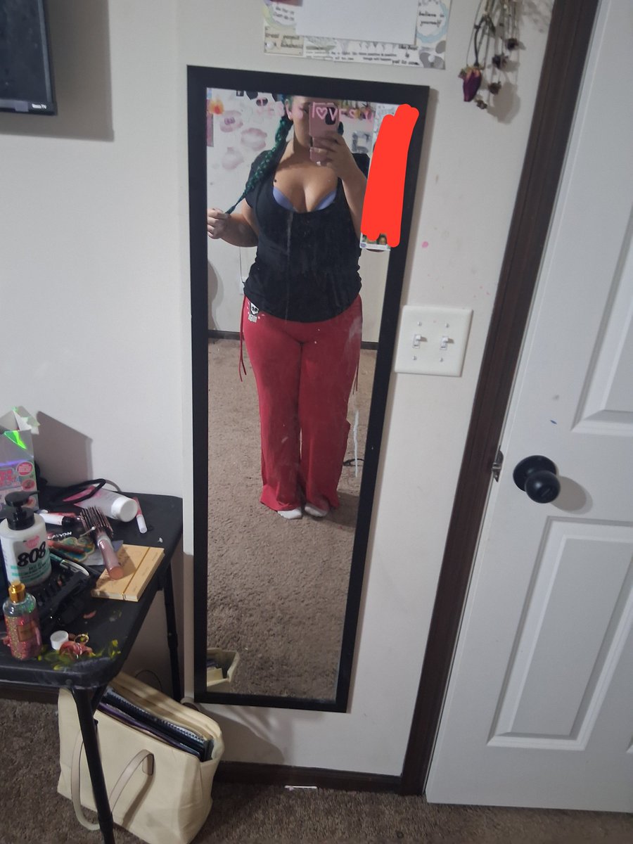 glitt3rguts22's tweet photo. Bye bye guys off to school I go I hope I have a good day https://t.co/sfm6kLjJGx