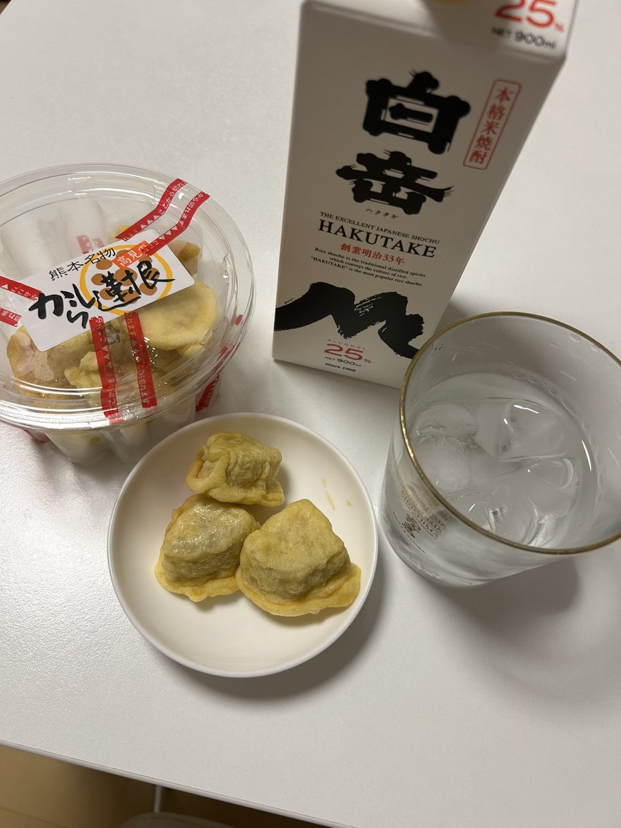 takke321's tweet photo. 熊本から帰宅して白岳をロックで🍶
アテは宮原SAで買うた辛子蓮根を。
根っからの芋焼酎党やけど、米焼酎らしく上品で美味いですなあ。 https://t.co/o4wBNqfRgQ
