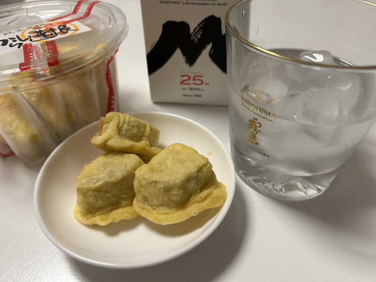 takke321's tweet photo. 熊本から帰宅して白岳をロックで🍶
アテは宮原SAで買うた辛子蓮根を。
根っからの芋焼酎党やけど、米焼酎らしく上品で美味いですなあ。 https://t.co/o4wBNqfRgQ