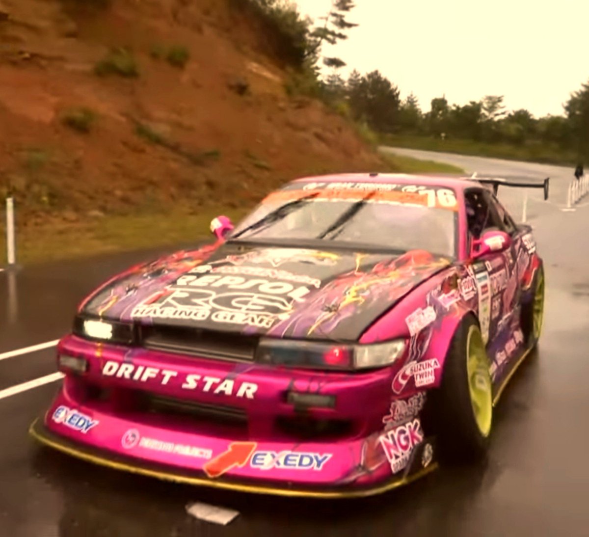SS23812435's tweet photo. 今日の一枚
ドリフトスター龍くんその1
#D1GP #DRIFTSTAR #nstyle #ORIGINLABO #RollngDancer #RACINGGEAR #EXEDY https://t.co/5fArxcpNFi