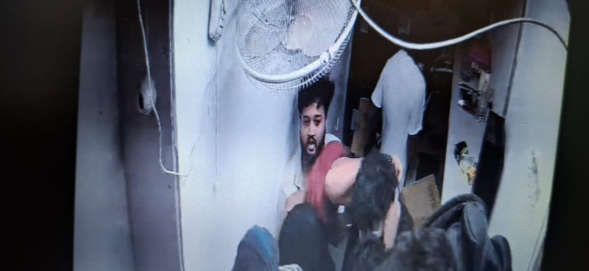 nocapshrek's tweet photo. CCTV footage has been released showing the students involved in stealing items from an electronics shop at LPU’s Uni Mall, with their faces clearly visible.
#lpu #LPU https://t.co/0WEvAROoyR