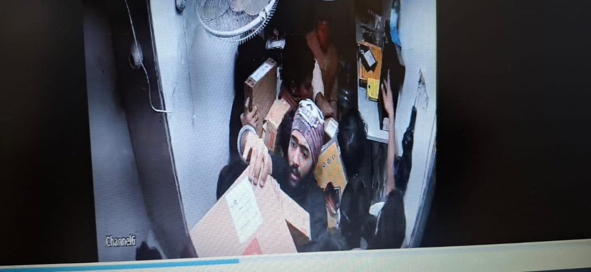 nocapshrek's tweet photo. CCTV footage has been released showing the students involved in stealing items from an electronics shop at LPU’s Uni Mall, with their faces clearly visible.
#lpu #LPU https://t.co/0WEvAROoyR