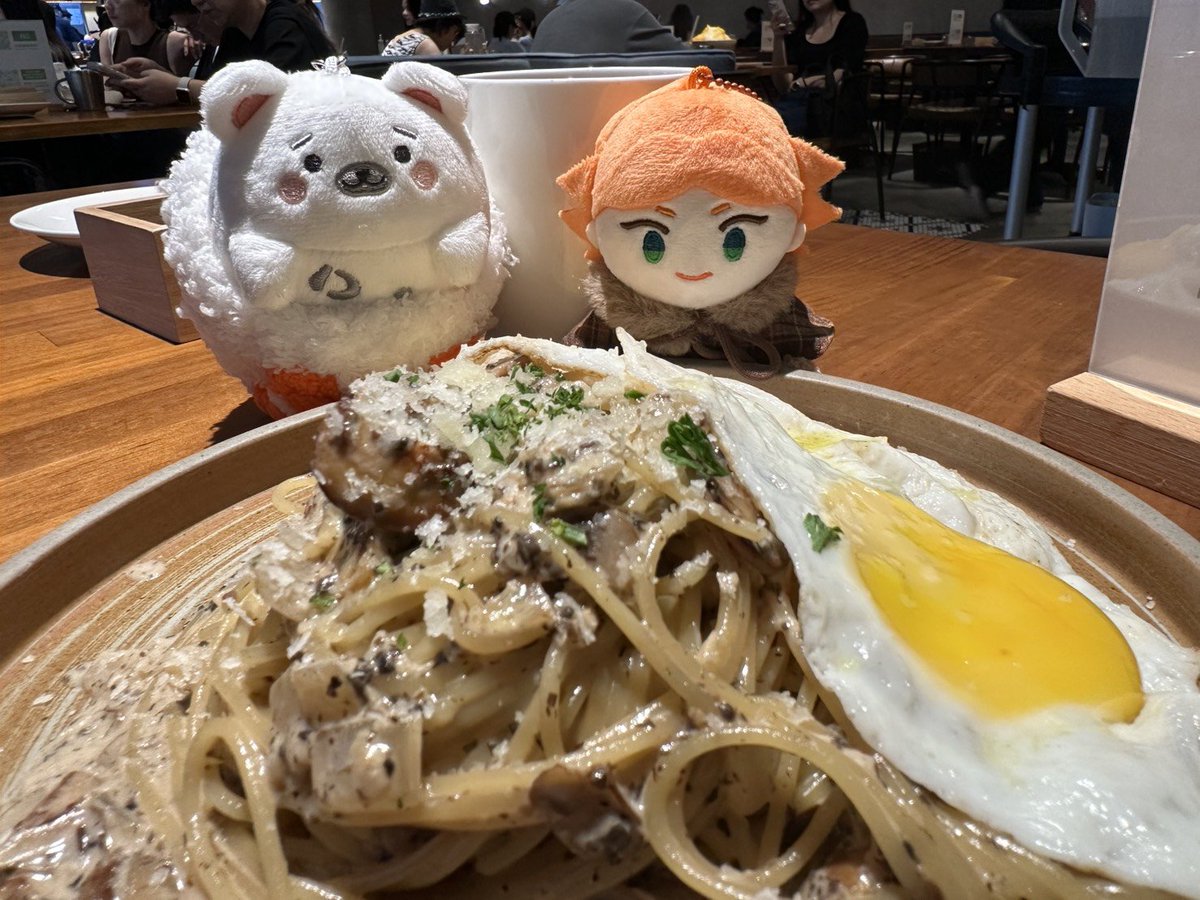 je_feather's tweet photo. 不知道是不是因燈光太強，邁片看起來對我的麵虎視眈眈😂好啦餵你吃一口 https://t.co/7JWswFmcYp