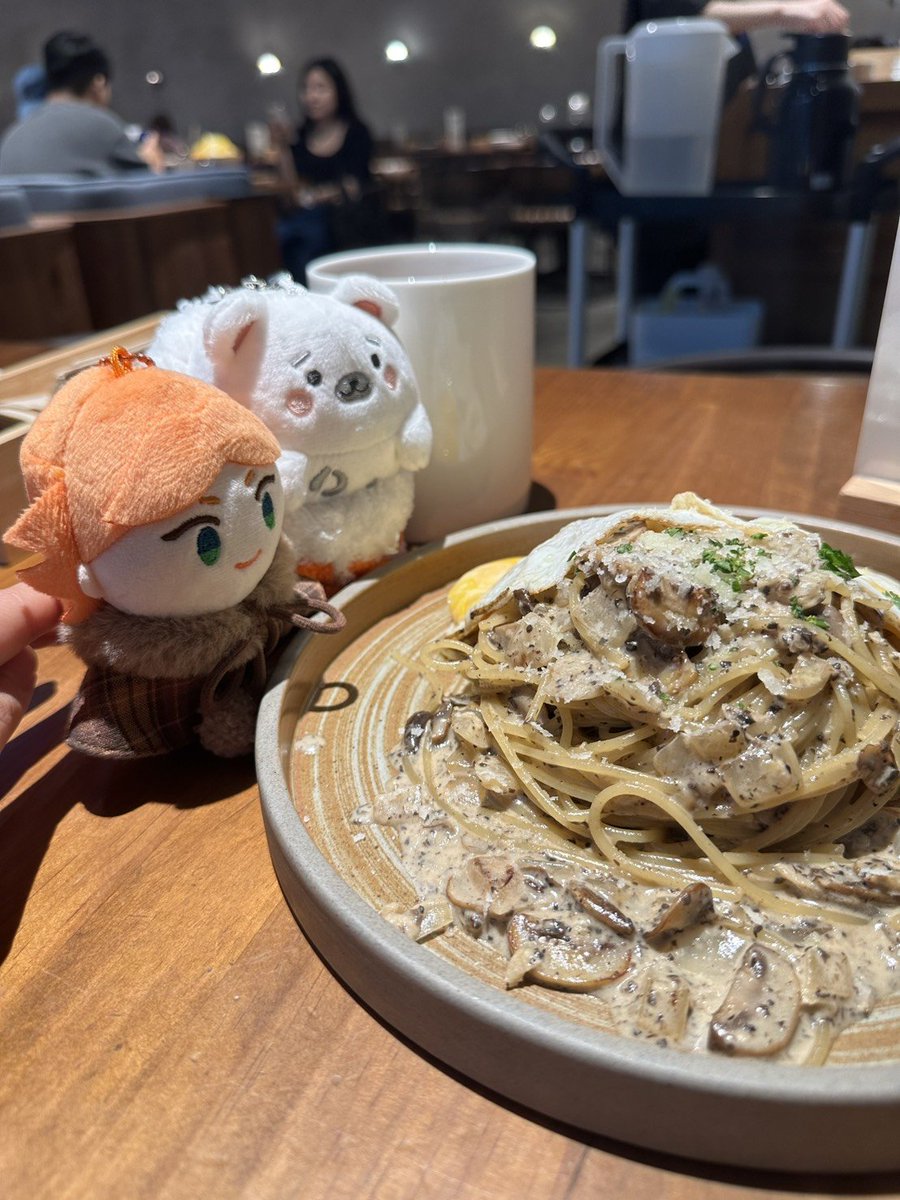 je_feather's tweet photo. 不知道是不是因燈光太強，邁片看起來對我的麵虎視眈眈😂好啦餵你吃一口 https://t.co/7JWswFmcYp
