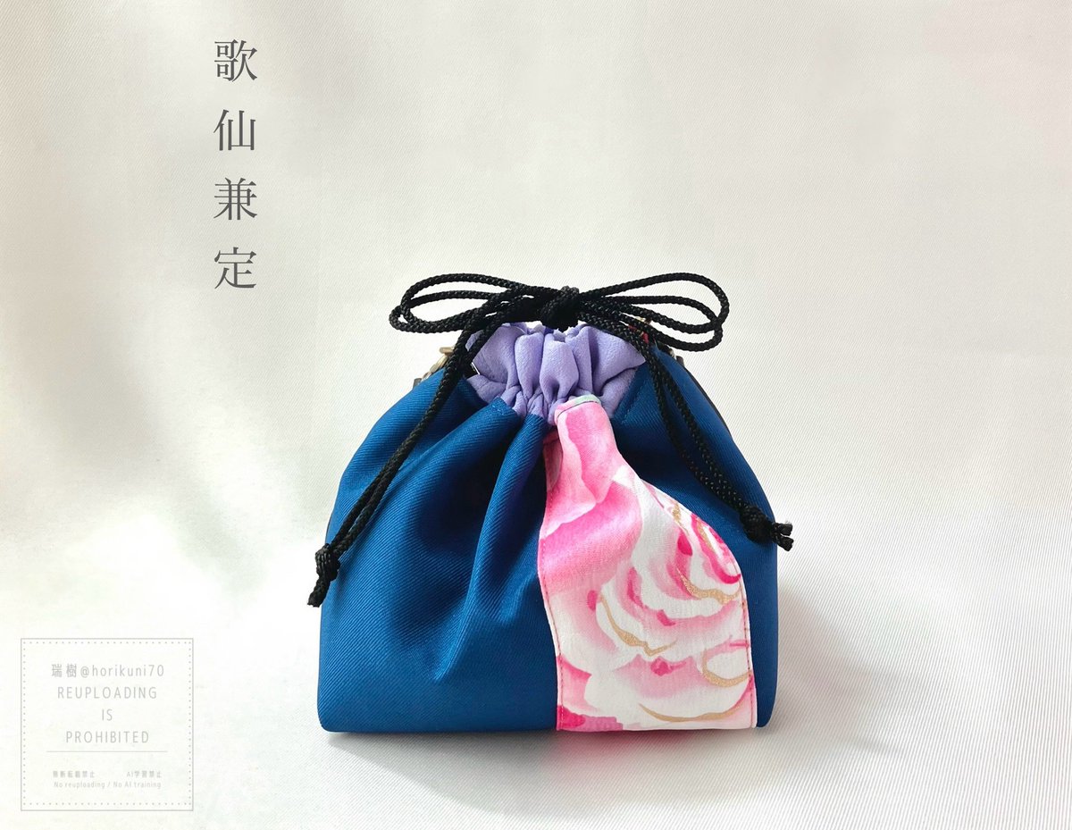 horikuni70's tweet photo. 【歌仙兼定イメージ】

この生地でいつか作品を作りたいと思っていましたが、ようやく形になりました✨
細めの紐を使うなど、全体の配色がバランスよくまとまるよう心がけました🪡

サイズ　横22㎝×縦14㎝×マチ10㎝
合皮の持ち手付きです。

通常のもちマスが２つすっぽり入るサイズ感です。 https://t.co/QAviW8an3W
