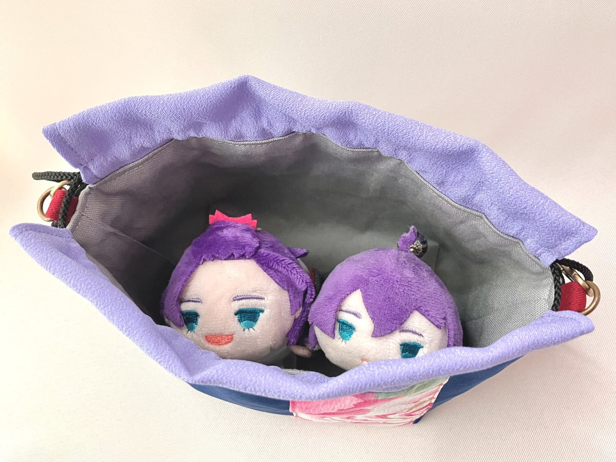 horikuni70's tweet photo. 【歌仙兼定イメージ】

この生地でいつか作品を作りたいと思っていましたが、ようやく形になりました✨
細めの紐を使うなど、全体の配色がバランスよくまとまるよう心がけました🪡

サイズ　横22㎝×縦14㎝×マチ10㎝
合皮の持ち手付きです。

通常のもちマスが２つすっぽり入るサイズ感です。 https://t.co/QAviW8an3W