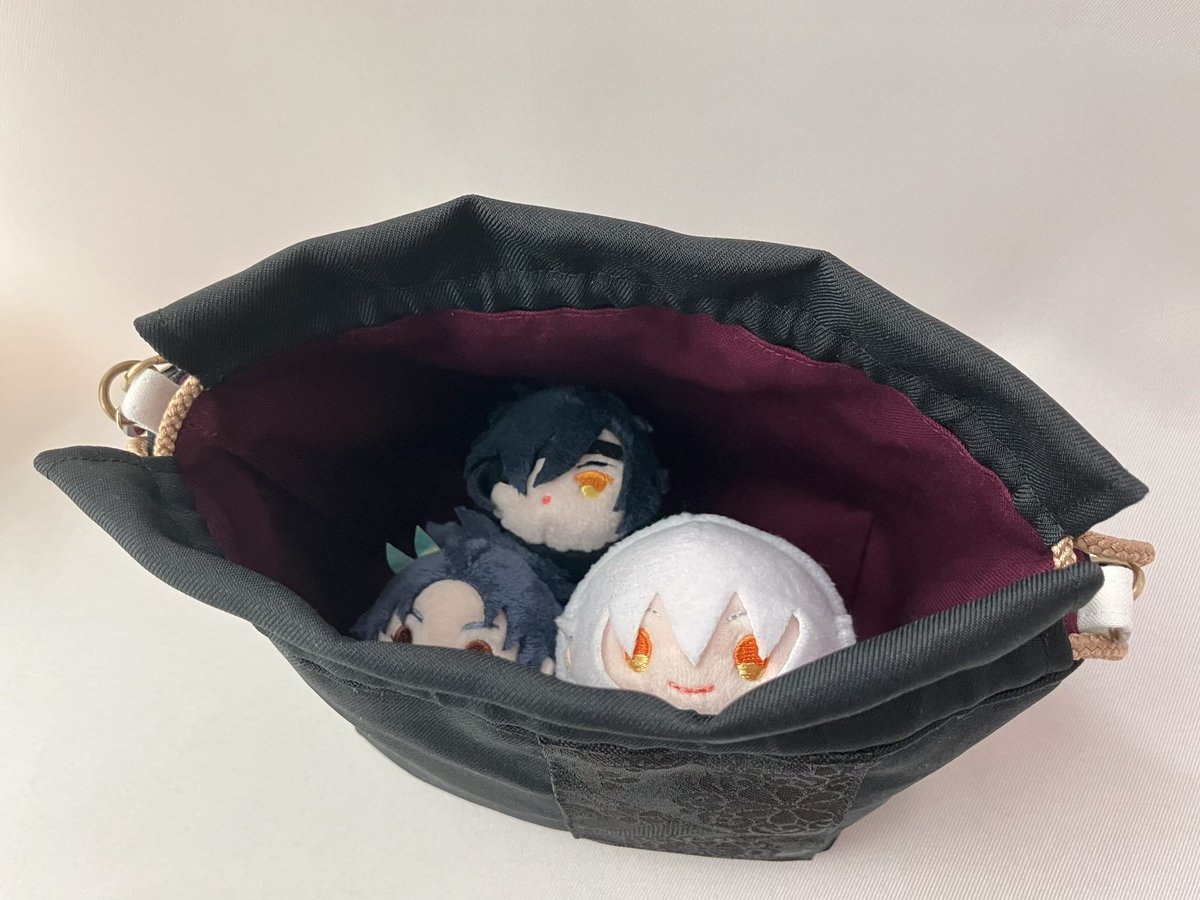 horikuni70's tweet photo. 【燭台切光忠イメージ】

念願の初頒布作品です✨

深みのある黒×茶の金襴生地を使用し全体をシックにまとめました。ガーネットのスワロフスキーをアクセントに付けています。合皮の持ち手付きです。

サンプル画像は通常のもちマス1つとミニもち2つを入れています。

10月閃華で初頒布いたします🌸 https://t.co/JkV7qUtMml