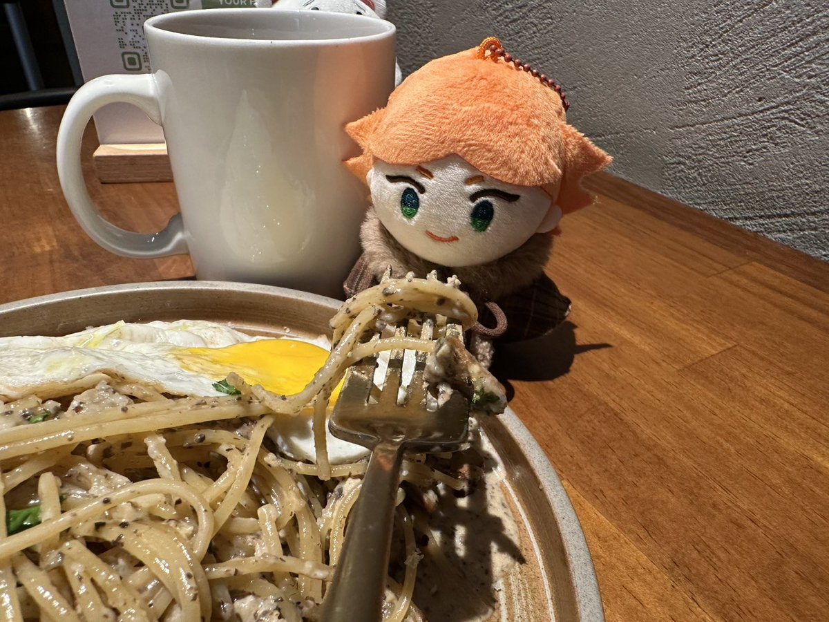 je_feather's tweet photo. 不知道是不是因燈光太強，邁片看起來對我的麵虎視眈眈😂好啦餵你吃一口 https://t.co/7JWswFmcYp