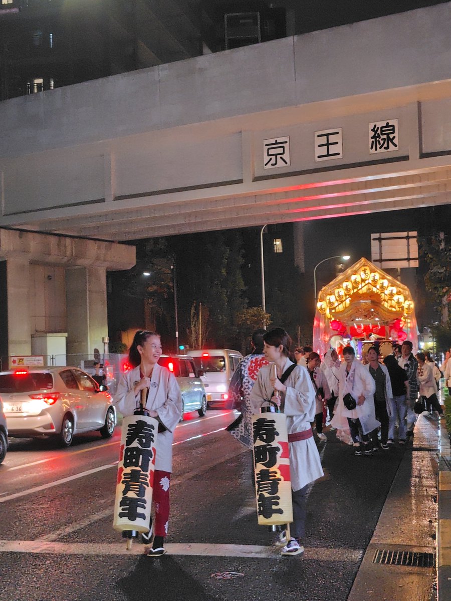 tarotarojam's tweet photo. 東京都府中市 大國魂神社くり祭り 
寿町
神戸型の提灯なので雨具も三角 https://t.co/r9PG90ApBi