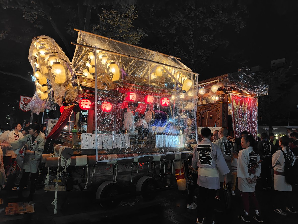 tarotarojam's tweet photo. 東京都府中市 大國魂神社くり祭り 
寿町
神戸型の提灯なので雨具も三角 https://t.co/r9PG90ApBi