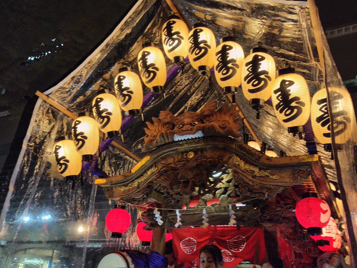 tarotarojam's tweet photo. 東京都府中市 大國魂神社くり祭り 
寿町
神戸型の提灯なので雨具も三角 https://t.co/r9PG90ApBi