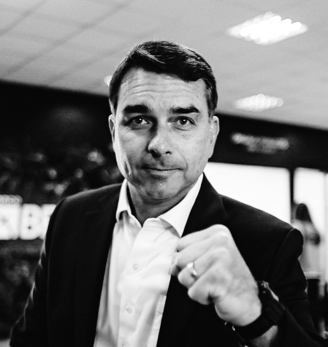 NP__Oficial's tweet photo. Com eleição podendo ser decidida no primeiro turno, Lula descola de Flávio Bolsonaro e lidera o 1º turno, indica pesquisa Nexus/BTG

Lula - 42%
Flávio Bolsonaro - 37% https://t.co/RGEGitJE4v