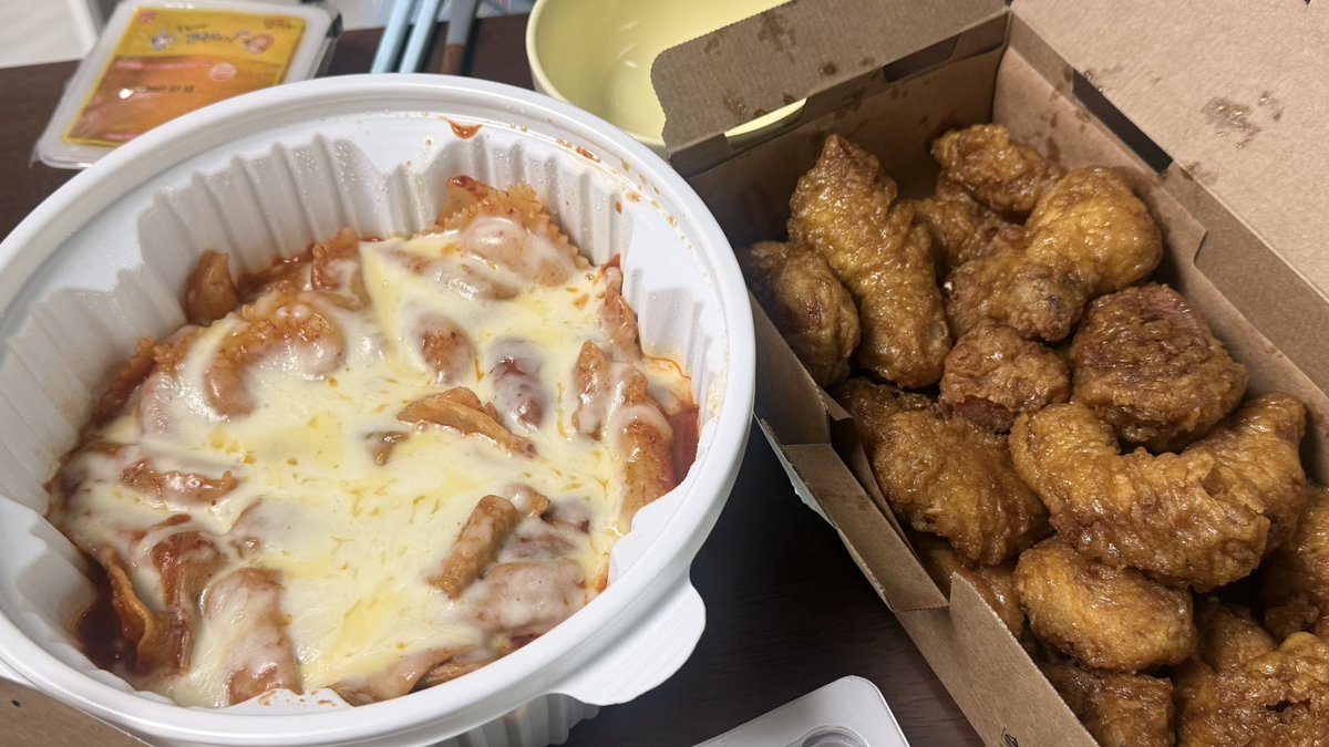 my_wzd's tweet photo. 엽떡 허니콤보 망고자몽코코넛빙수 생망고케이크 황치즈시리즈
를 하루만에 먹은 날 https://t.co/UnxI2FoqZH