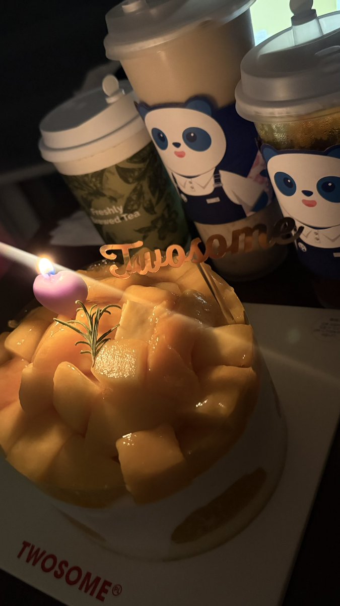 my_wzd's tweet photo. 엽떡 허니콤보 망고자몽코코넛빙수 생망고케이크 황치즈시리즈
를 하루만에 먹은 날 https://t.co/UnxI2FoqZH