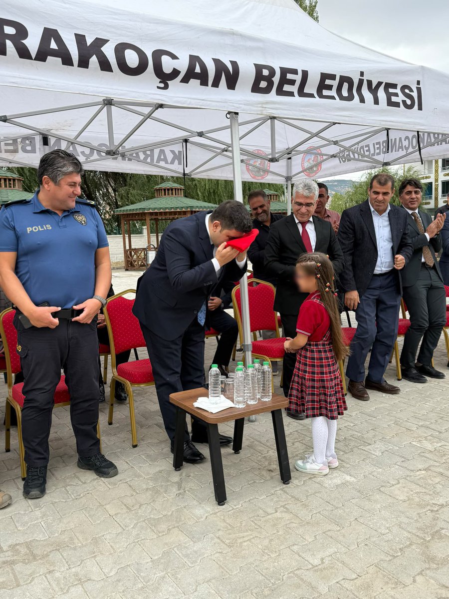 tckarakocan23's tweet photo. Program, öğrenciler tarafından hazırlanan çeşitli etkinlik ve gösterilerin sunulmasıyla devam etti. Program kapsamında, 4. sınıf öğrencisi tarafından okula yeni başlayan 1. sınıf öğrencisine Türk Bayrağı takdim edildi. https://t.co/Lc9uWqFho0
