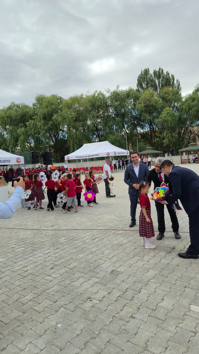 tckarakocan23's tweet photo. Program, öğrenciler tarafından hazırlanan çeşitli etkinlik ve gösterilerin sunulmasıyla devam etti. Program kapsamında, 4. sınıf öğrencisi tarafından okula yeni başlayan 1. sınıf öğrencisine Türk Bayrağı takdim edildi. https://t.co/Lc9uWqFho0